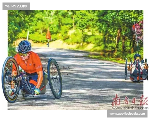 残疾人自行车手完赛瞬间：无臂车手用下巴操控刹车，观众起立致敬
